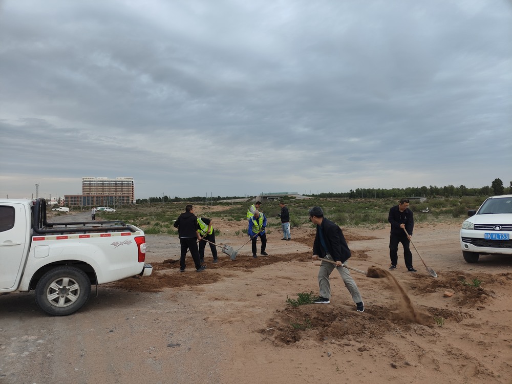 團(tuán)團(tuán)領(lǐng)航 青春筑路！陜煤青年突擊隊(duì)義務(wù)鋪就暖心路