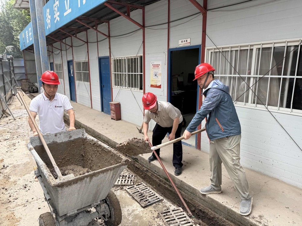陜煤建設(shè)韓城分公司土建二項(xiàng)目部：黨團(tuán)攜手，筑牢雨季安全防線