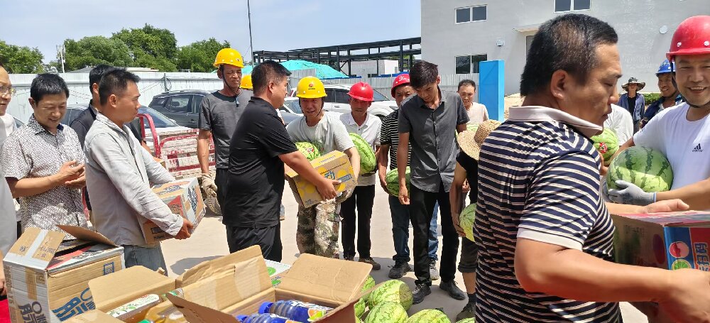 陜西彬長(zhǎng)胡家河礦業(yè)公司深入陜煤建設(shè)渭南分公司第三項(xiàng)目部慰問(wèn)一線(xiàn)員工