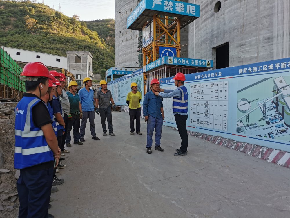 陜煤建設(shè)韓城分公司土建十一項(xiàng)目部：每日一聚話安全，工地防線牢又堅(jiān)