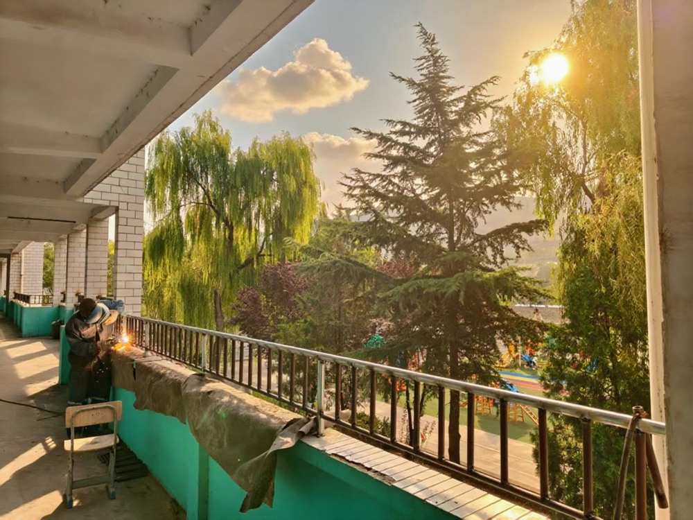 助力地方教育，護(hù)航學(xué)子平安——陜煤建設(shè)礦建二公司安裝項(xiàng)目部為卓立小學(xué)教學(xué)樓安裝防護(hù)欄桿