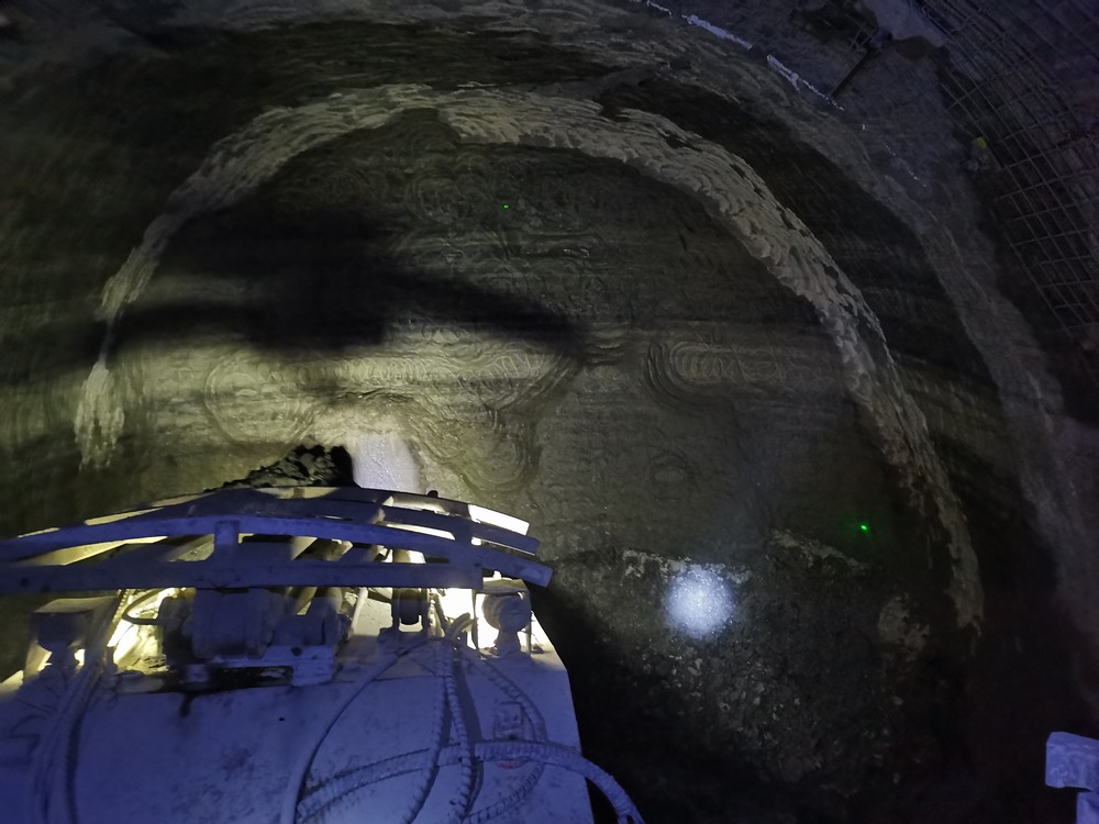 陜煤建設(shè)礦建二公司郭家灘項目部首次揭露2-2煤層