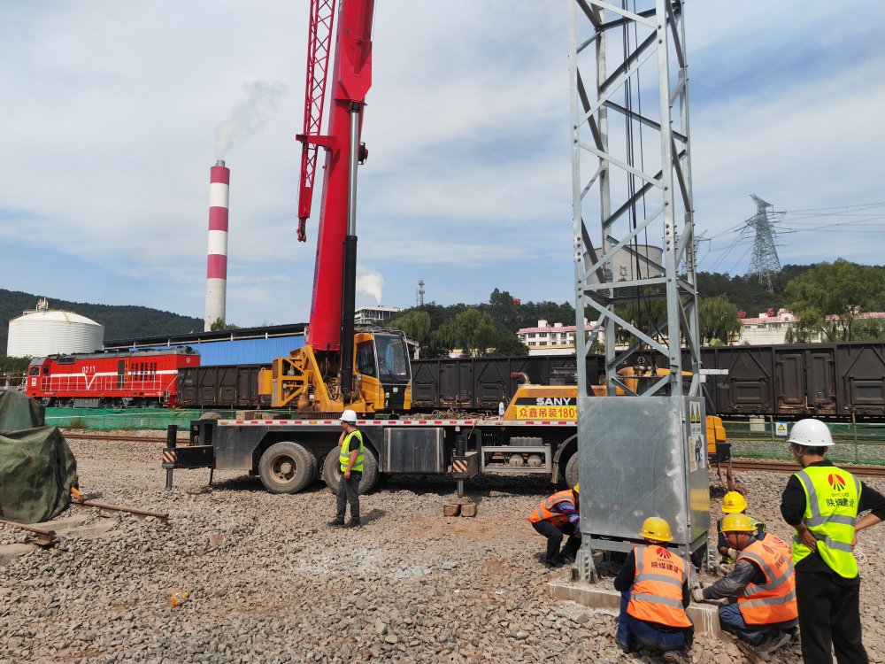 陜煤建設(shè)路橋分公司黃陵項目部圓滿完成信號燈塔吊裝作業(yè)