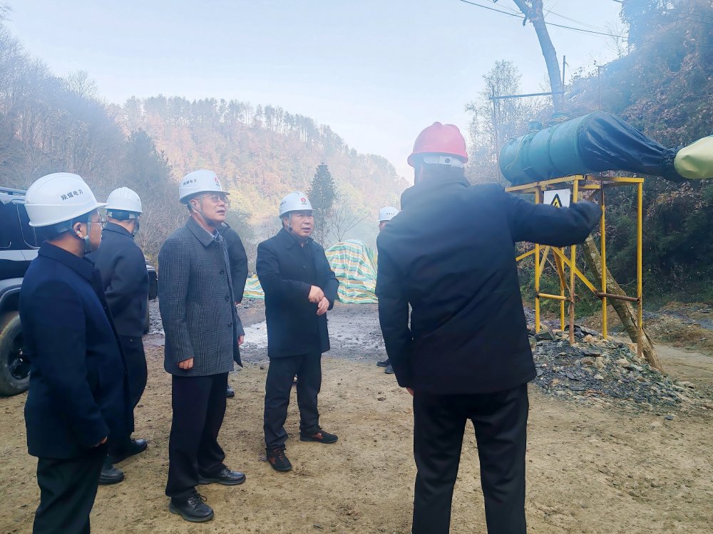 陜煤集團(tuán)總經(jīng)理助理、陜煤電力集團(tuán)黨委書(shū)記、董事長(zhǎng)馮平安一行深入西鄉(xiāng)抽蓄電站勘探平硐項(xiàng)目現(xiàn)場(chǎng)檢查指導(dǎo)前期準(zhǔn)備工作