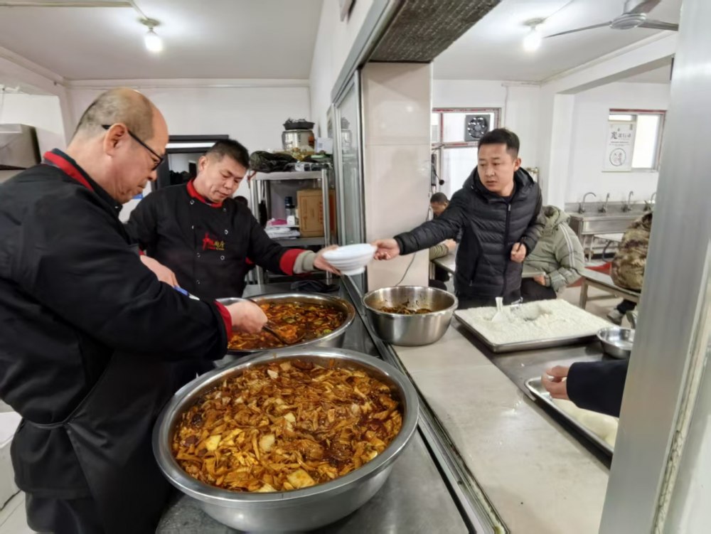 陜煤建設(shè)煤礦運(yùn)營(yíng)服務(wù)分公司：一線寒冬，后勤送暖