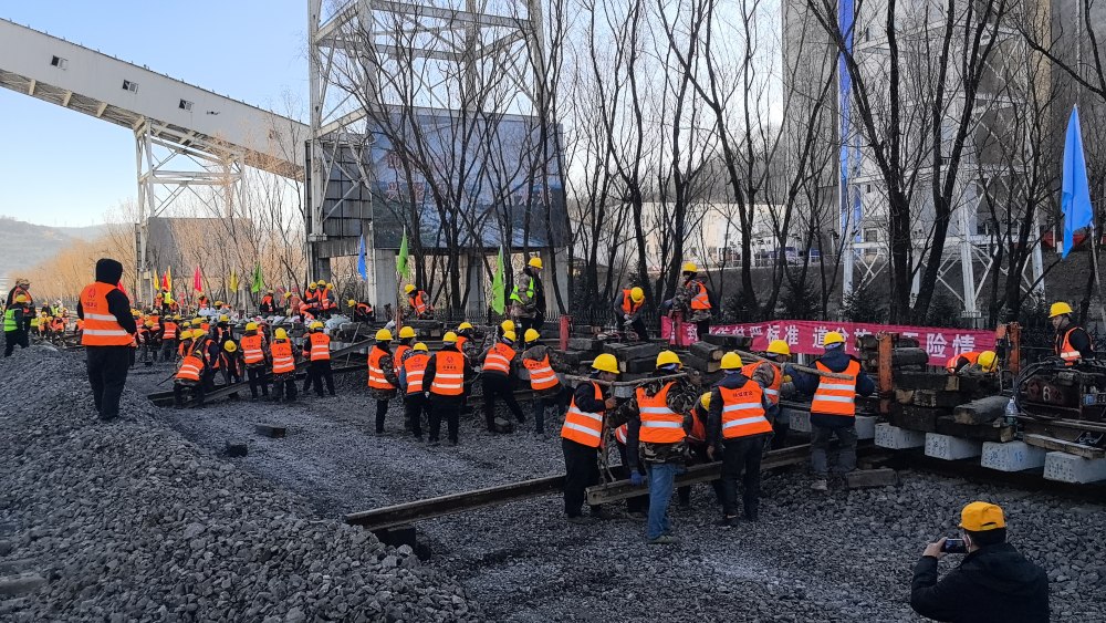 極限挑戰(zhàn)！“天窗”點啃下鐵路道岔施工硬骨頭
