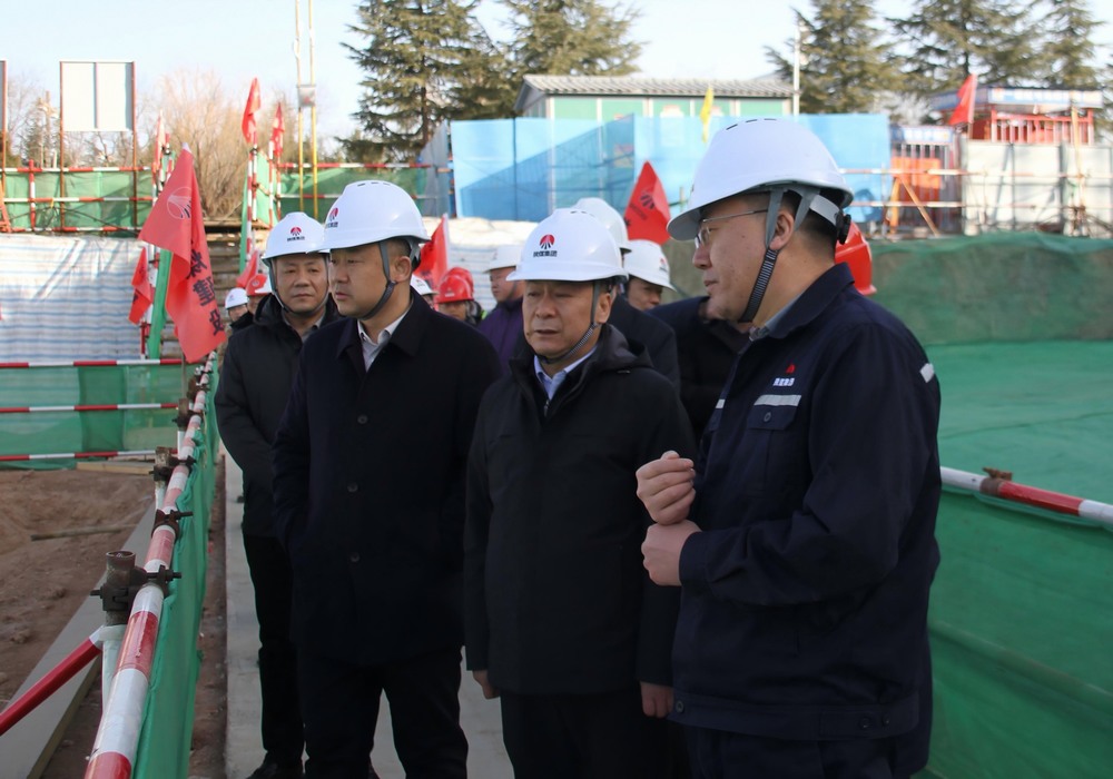 陜煤集團(tuán)工程總監(jiān)、基本建設(shè)管理部總經(jīng)理李仰東深入陜煤建設(shè)承建的銅創(chuàng)能材項(xiàng)目檢查指導(dǎo)工作