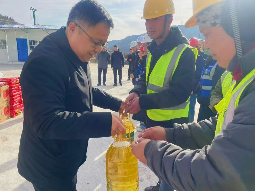 韓城市委副書記張景鋒赴陜煤建設(shè)韓城分公司承建的韓城北站物流集運(yùn)中心工程項目施工現(xiàn)場慰問一線職工