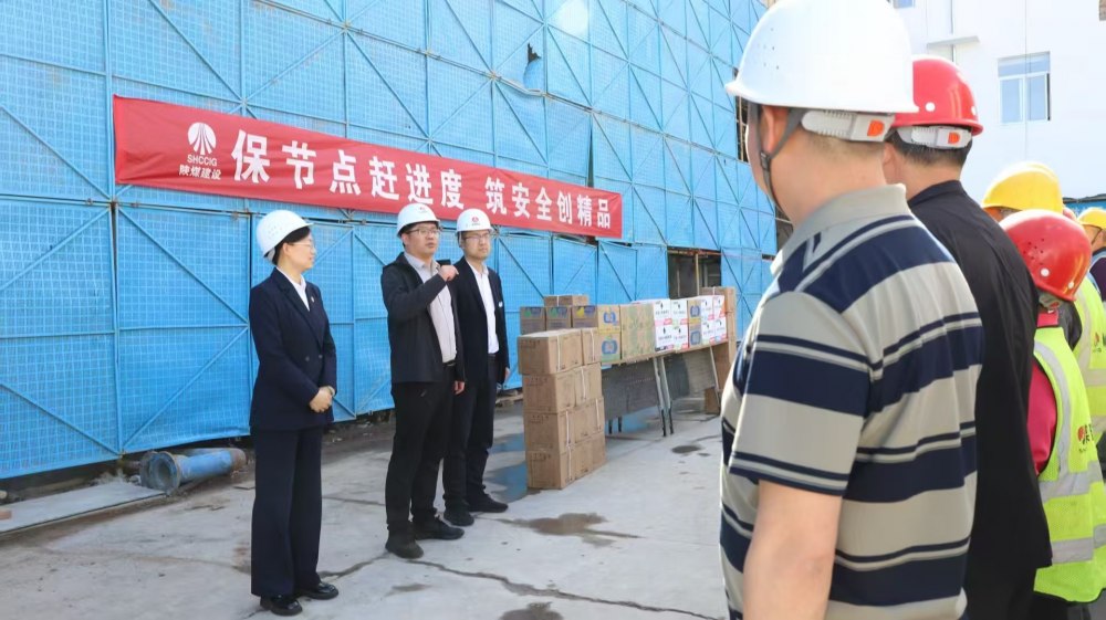 胡家河礦業(yè)公司副總經(jīng)理郝寶利一行深入渭南分公司基層項(xiàng)目慰問一線職工